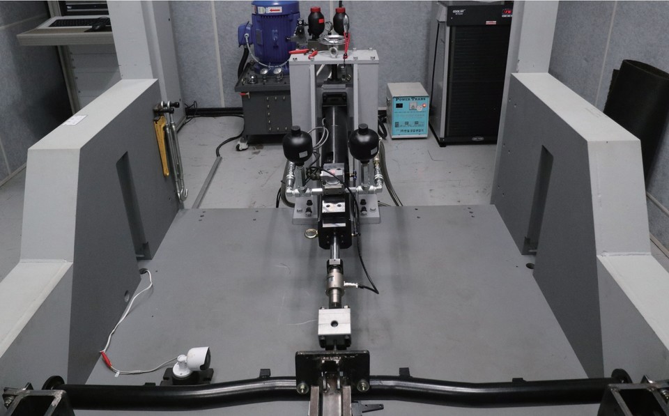 큐브렉은 견인장치 자체 실험시설을 운영하면서, 제품의 신뢰성 확보를 위해 노력 중이다. 사진은 테스트 장비 중 유압실린더. 사진=큐브랙