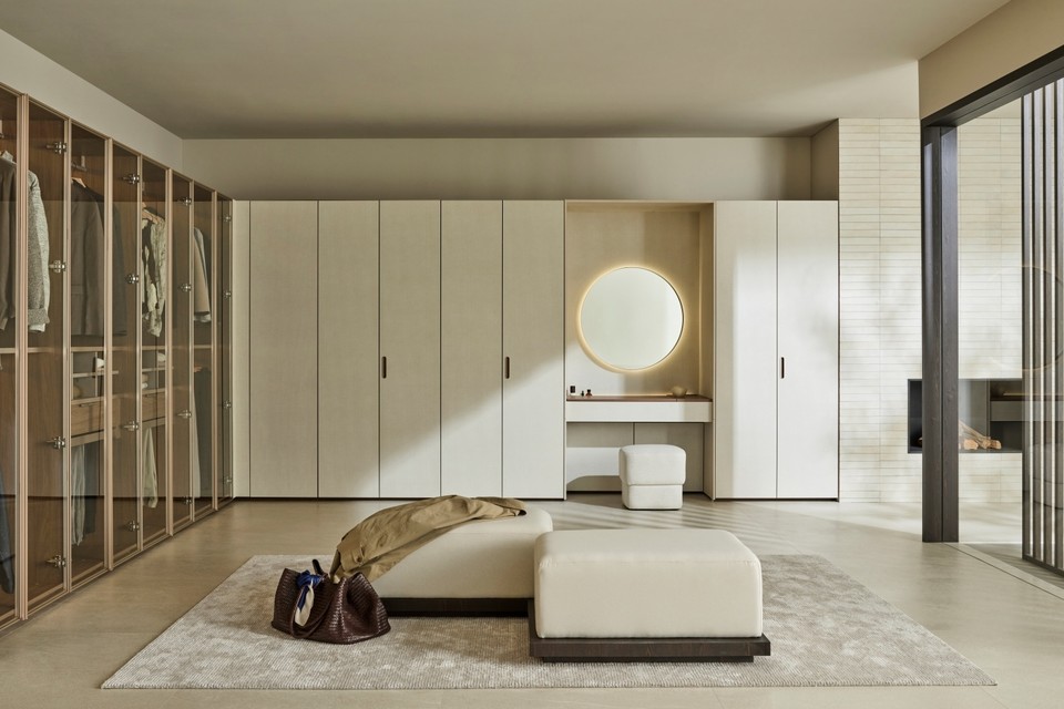 종합 홈 인테리어 전문기업 ‘㈜한샘(대표 김유진)’이 프리미엄 수납가구 ‘시그니처(Signature)’ 붙박이장의 신규 도어 2종과 파우더장 2종을 출시한다고 밝혔다. 사진=한샘