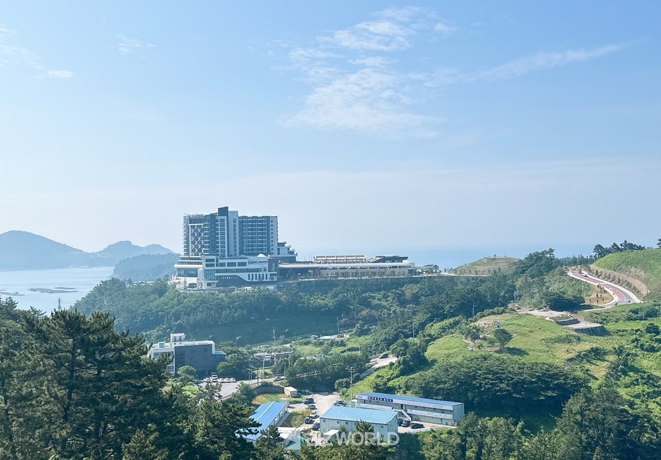 설리스카이워크에서 바라본 '쏠비치 남해' 전경. 남해=김미진 기자