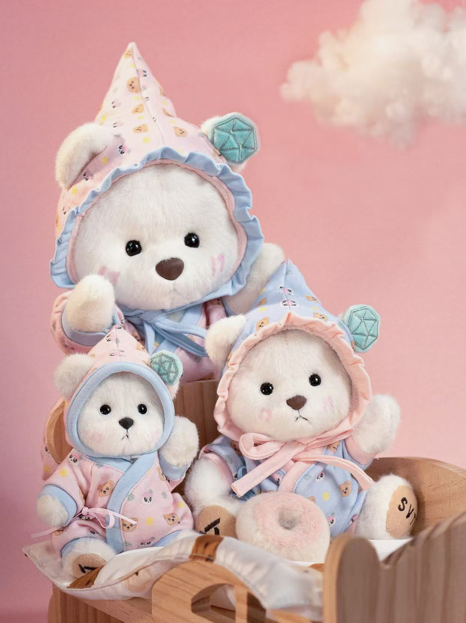 글로벌 K-POP 아티스트 세븐틴(SEVENTEEN)의 공식 응원봉에 착안한 캐릭터 ‘봉봉이’가 프리미엄 핸드메이드 인형 브랜드 ‘테디테일즈(TeddyTales)’의 대표 캐릭터 ‘레나베어(LinaBear)’와 손을 잡고 협업 제품 ‘봉봉베어(BONGBONG Bear)’를 출시한다고 밝혔다. 사진=테디테일즈