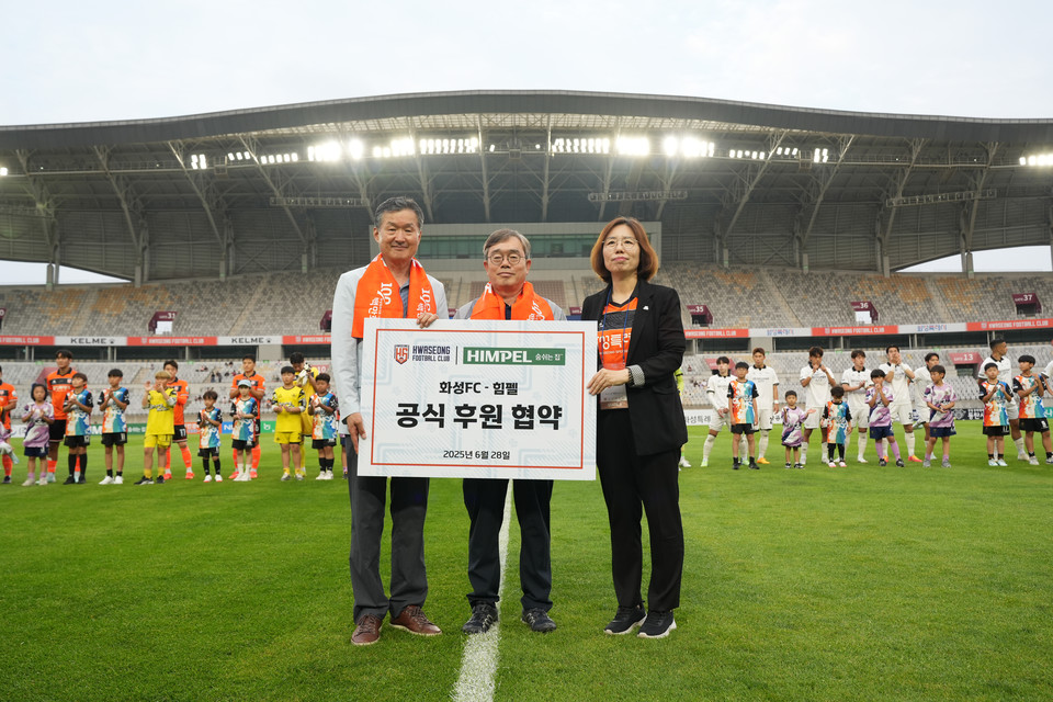 (왼쪽부터) 김정환 힘펠 대표, 조승문 화성시 제2부시장 ,박미랑 화성FC 대표이사 권한대행이 후원 협약을 체결하며 기념 촬영을 하고 있다. 사진=힘펠