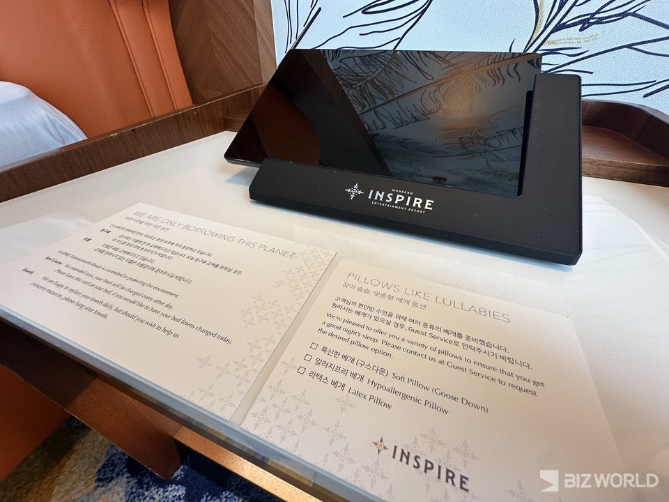 침대 옆에 놓인 'iSTAY 태블릿'과 맞춤형 베개 옵션 관련 안내문. 인천(영종도)=김미진 기자