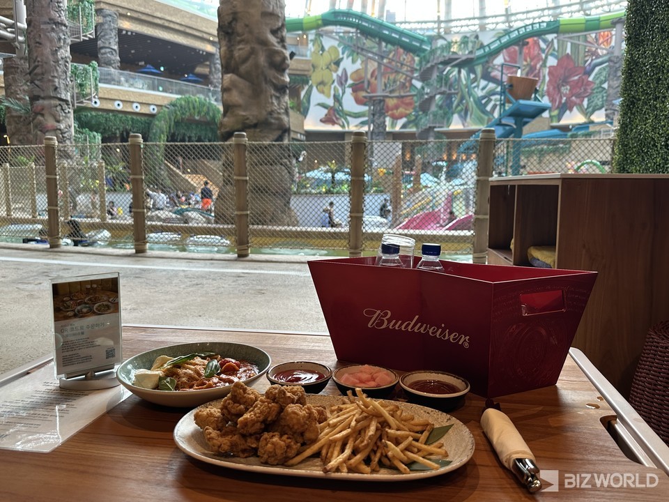 카바나 이용객은 ‘가든 팜 카페’의 세트메뉴를 스플래시 베이 내에서 주문할 수 있다. 인천(영종도)=김미진 기자