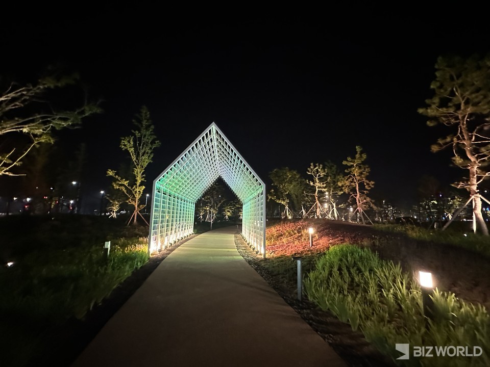 리조트의 서편에 드넓게 펼쳐진 밤의 '디스커버리 파크' 산책로. 인천(영종도)=김미진 기자