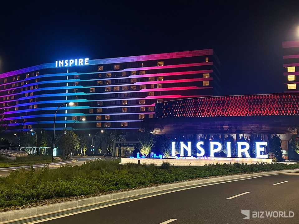 무지개빛이 흘러넘치는 인스파이어. 인천(영종도)=김미진 기자