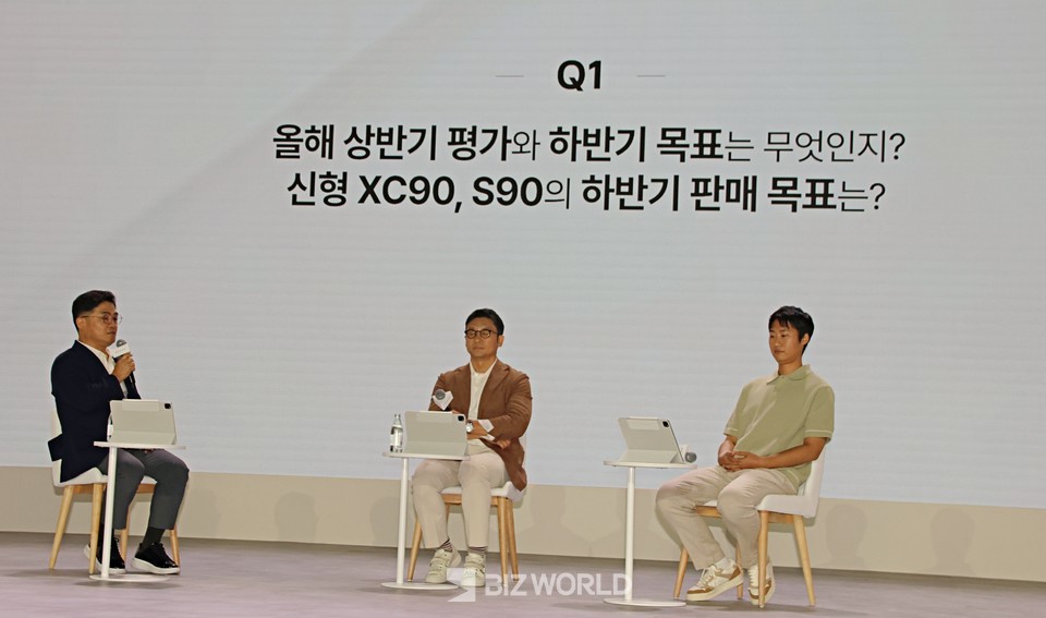 이만식 볼보자동차 전무(왼쪽부터)와 이윤모 대표이사, 김정수 선임연구원이 Q&A를 진행하고 있다. 사진=손진석 기자