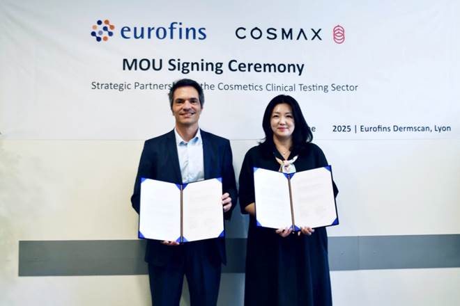 박새롬 코스맥스 R&I센터 피부임상연구팀장(오른쪽)이 얀 어거스틴 유로핀즈 화장품부문 유럽총괄과 지난달 18일 프랑스 프랑스 리옹에서 열린 코스맥스와 유로핀즈의 전략적 파트너십 체결식에서 기념 촬영을 하고 있다. 사진=코스맥스