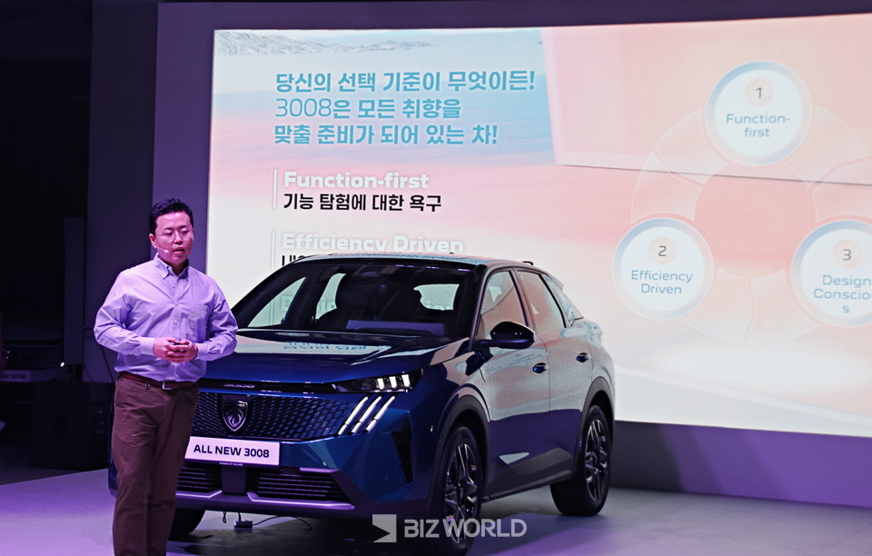 김진환 매니저가 차량 설명을 하고 있다. 사진=손진석 기자