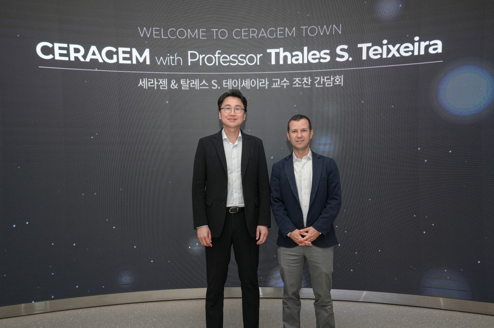 이경수 세라젬 대표(왼쪽)와 탈레스 S. 테이셰이라 교수가 최근 세라젬이 연 조찬 간담회에서 기념촬영을 하고 있다. 사진=세라젬