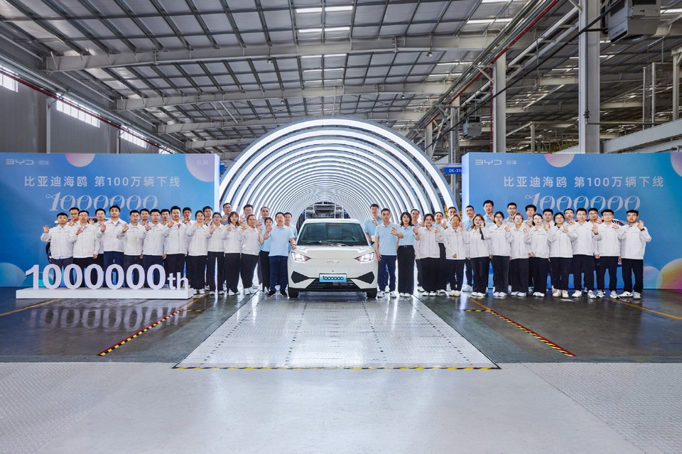 BYD 씨걸 출시 27개월 만에 100만대 판매 돌파를 기념하는 사진을 촬영하고 있다. 사진=BYD