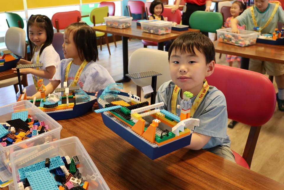 레고랜드 호텔의 ‘클럽 레고랜드’에서 선보이는 ‘레고 브릭 보트 빌더’ 프로그램. 사진=레고랜드코리아