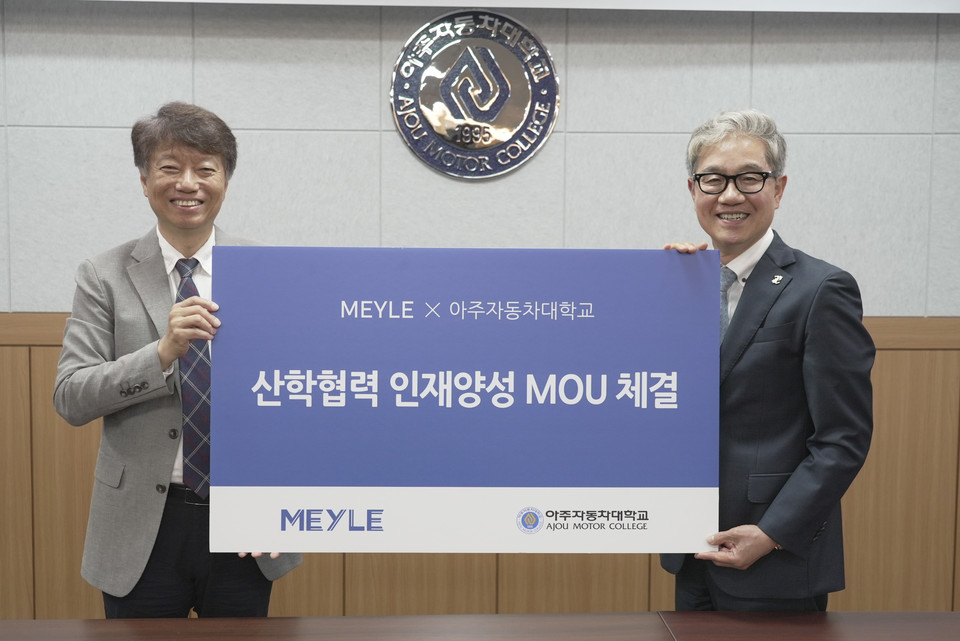아주자동차대학교 한명석 총장(왼쪽)과 MEYLE 공식 수입사 알레스그룹 이준형 회장이 MOU를 체결하고 기념 사진을 촬영하고 있다. 사진=마일레