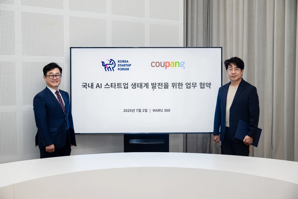 전경수 쿠팡 전무(오른쪽)와 구태언 코리아스타트업포럼부의장이 업무협약 기념 사진 촬영을 하고 있다. 사진=쿠팡