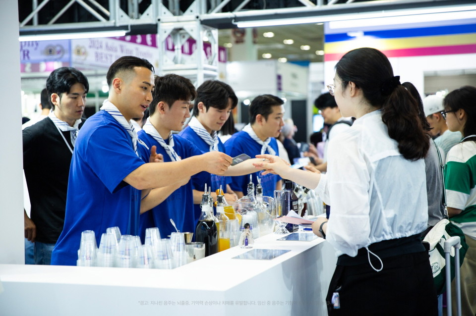 지난 6월 26일부터 28일까지 서울 코엑스에서 열린 ‘2025 서울국제주류&와인박람회’의 골든블루 전용 부스를 찾은 관람객들이 ‘마이 블루 테스트’ 이벤트에 참여하고 있다. 사진=골든블루