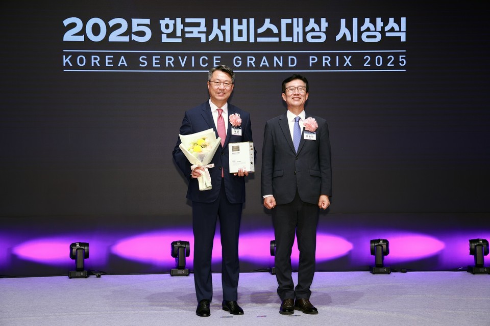 백현 롯데관광개발 대표이사 사장(왼쪽)이 지난 4일 오후 서울 소공동 롯데호텔에서 열린 '2025 한국서비스대상'에서 최고경영자상을 수상한 후 문동민 한국표준협회장과 기념촬영을 하고 있다. 사진=롯데관광개발