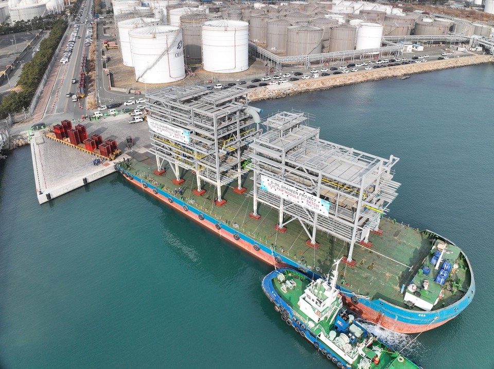 샤힌 프로젝트 대형 모듈을 실은 바지선이 울산신항 부두에 접안하는 작업을 하고 있다. 사진=DL이앤씨