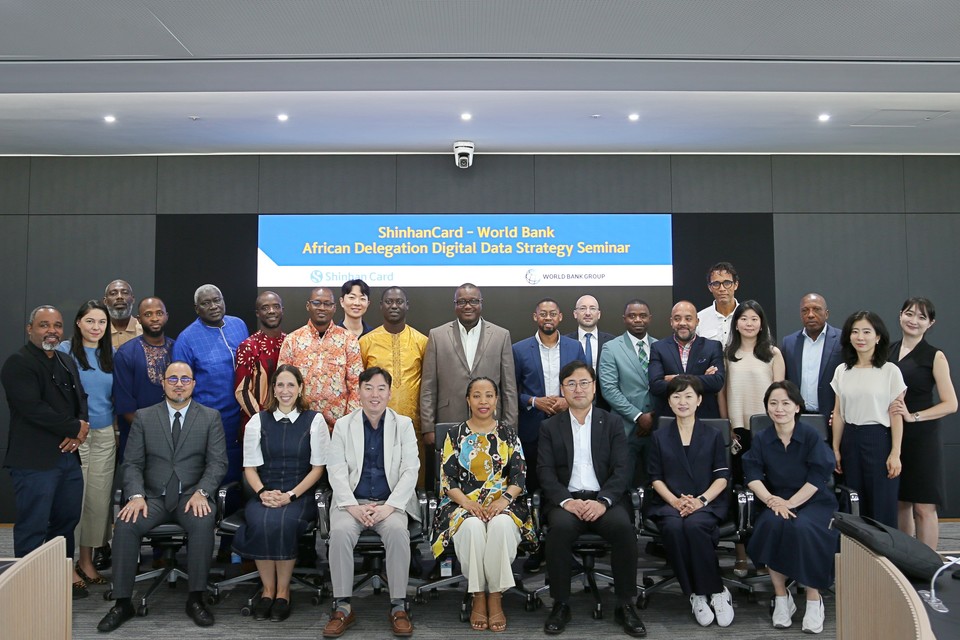 신한카드(사장 박창훈)는 세계은행이 주관하는 서아프리카 디지털 통합 프로그램(Western Africa Regional Digital Integration Program, WARDIP)의 일환으로 서아프리카 7개국의 고위급 정부 대표단을 초청해 ‘신용카드 데이터 기반 데이터 거버넌스 정책 수립'을 주제로 세미나를 개최했다고 7일 밝혔다. 사진=신한카드