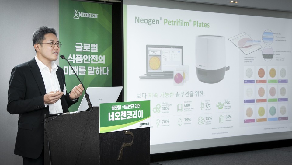 박준영 네오젠코리아 지사장이 8일 열린 기자간담회에서 네오젠코리아의 전략을 소개하고 있다. 사진=네오젠코리아