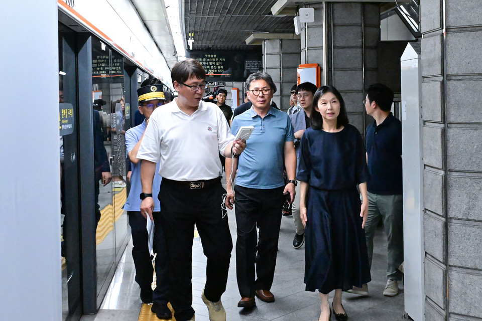 최호정 의장(오른쪽)과 김지향 의원(왼쪽)이 경복궁역 비냉방 상황 점검하고 있다. 사진=서울시의회
