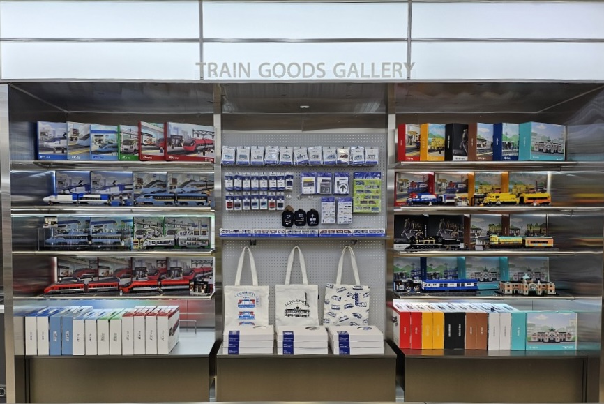 오송역 ‘스토리웨이’ 편의점의 ‘트레인 굿즈 갤러리. 사진=코레일유통