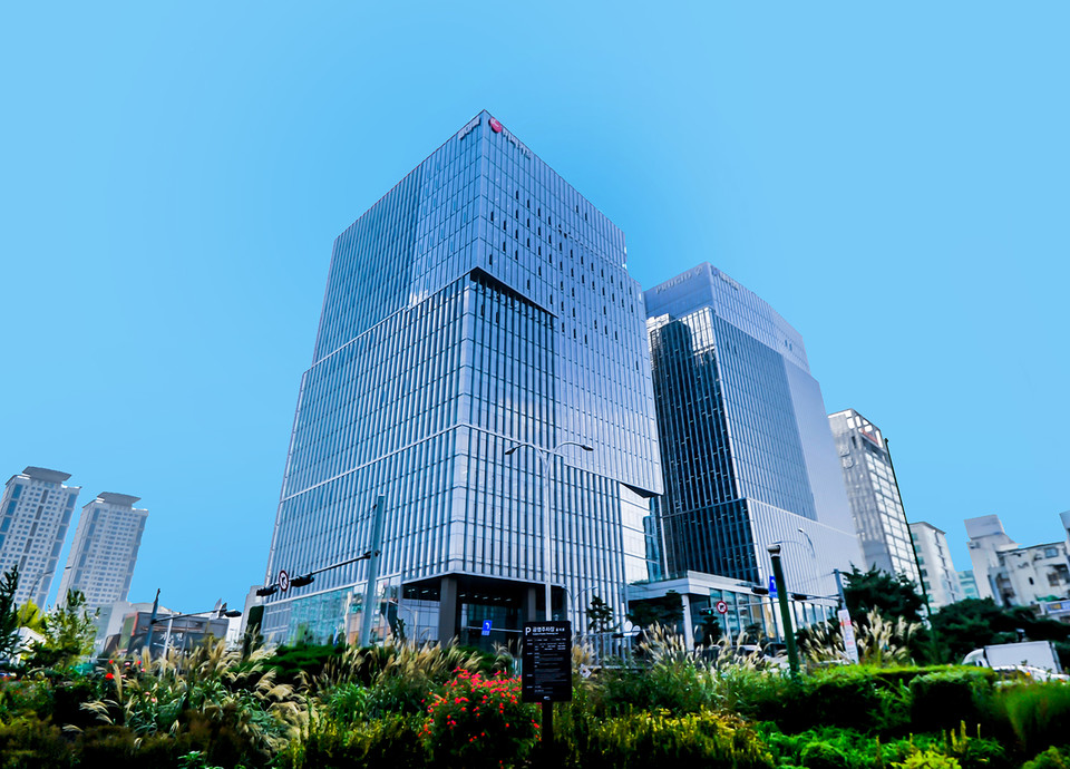 BC카드(대표 최원석)가 국내 금융사 최초로 양자화된 초거대 언어모델(이하 ‘LLM’) 18종을 글로벌 AI 플랫폼인 허깅페이스(Hugging Face)에 공개했다고 밝혔다. 사진=BC카드