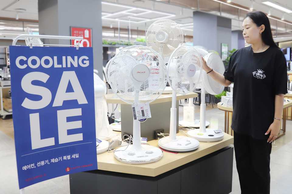 롯데하이마트가 늘어나는 고객 수요에 맞춰 이달 말까지 전국 310여 개 매장에서 ‘쿨링 가전 세일’을 이어간다. 사진=롯데하이마트