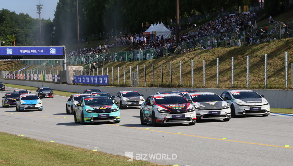 프리우스 PHEV 3라운드 결승 경기 출발 모습. 용인=손진석 기자