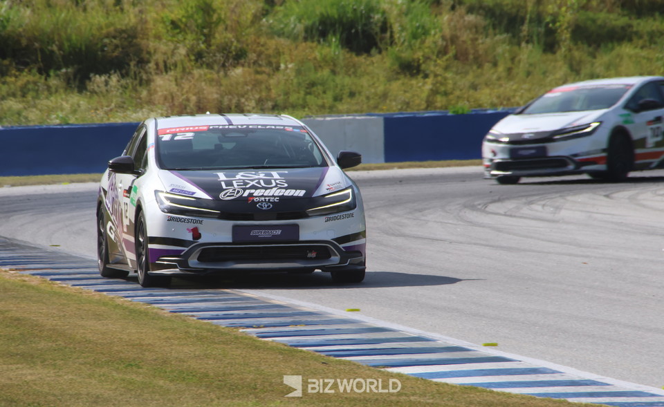 결승경기 가장 후미에서 출발한 이율(12번)이 앞 차량을 추격하기 위해 가속하고 있다. 용인=손진석 기자