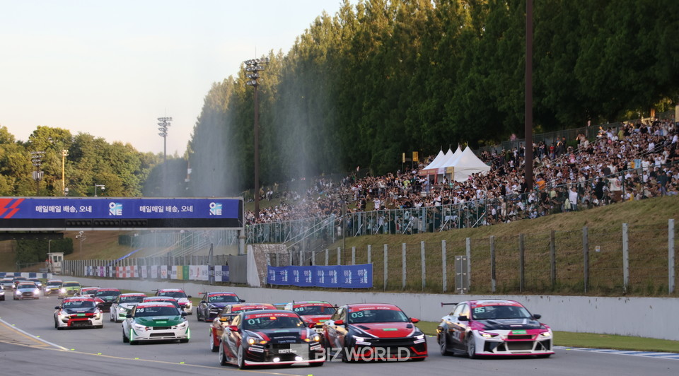 12일 토요일 용인 에버랜드 스피드웨이에서 진행된 2025 오네 슈퍼레이스 챔피언십 4라운드 썸머 나이트레이스를 관람하기 위해 현장을 찾은 관중은 총 2만9210명이었다. 사진=손진석 기자