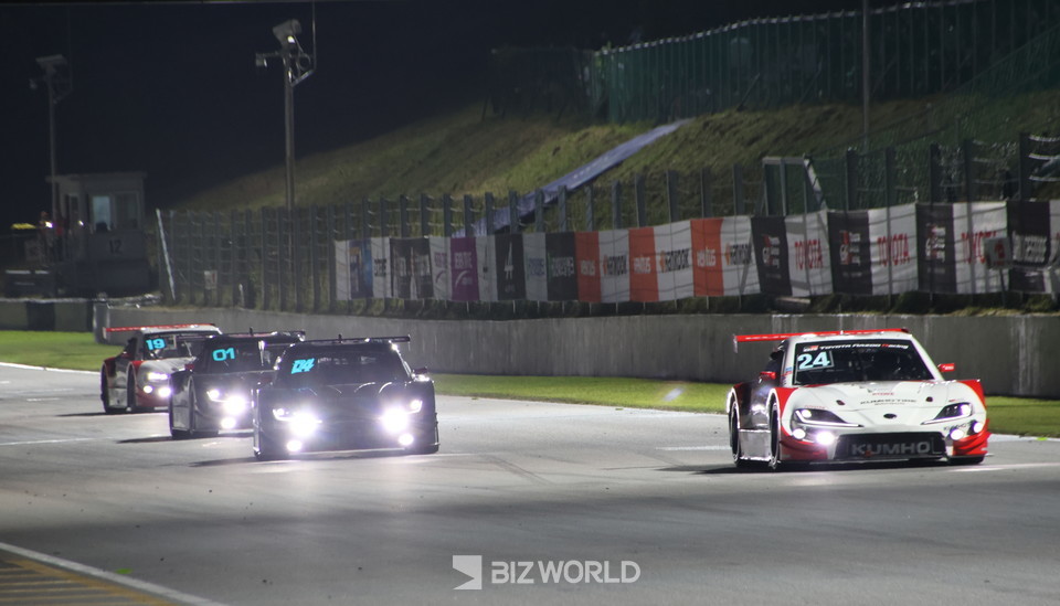 경기 초반 이창욱(24번)이 선두로 달리고 있고, 그 뒤를 정의철(04번0과 장현진(01번), 노동기(19번)이 추격하고 있다. 사진=손진석 기자