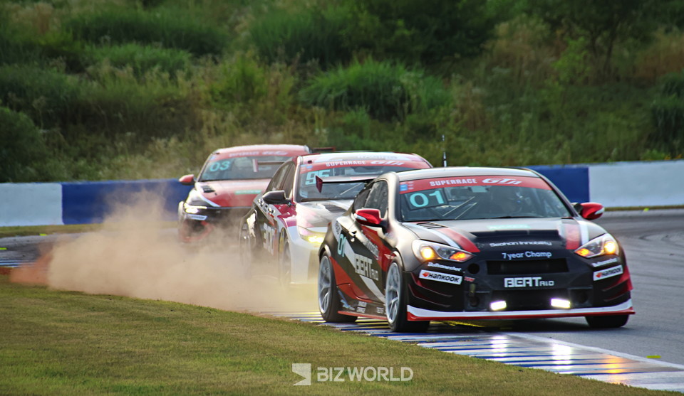 선두로 달리고 있는 정경훈(01번)을 바짝 추격하고 있는 문세은(95번)과 안경식(03번). 사진=손진석 기자