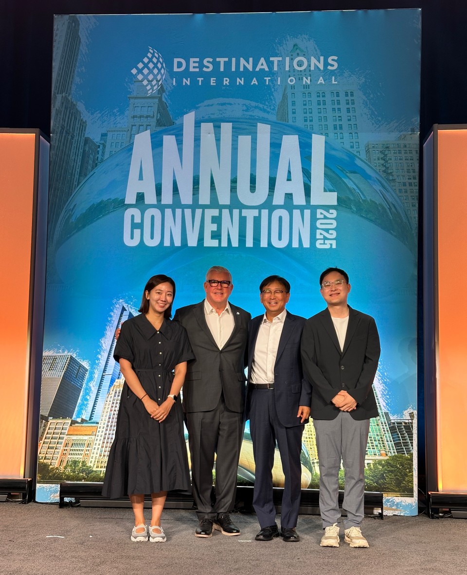 시카고에서 개최된 2025 세계도시마케팅협회 연례총회에서 아시아 최초로 국제회의 파급효과 계산기 도입을 축하하며 세계도시마케팅협회장과 기념촬영을 하고 있다. 사진=서울관광재단