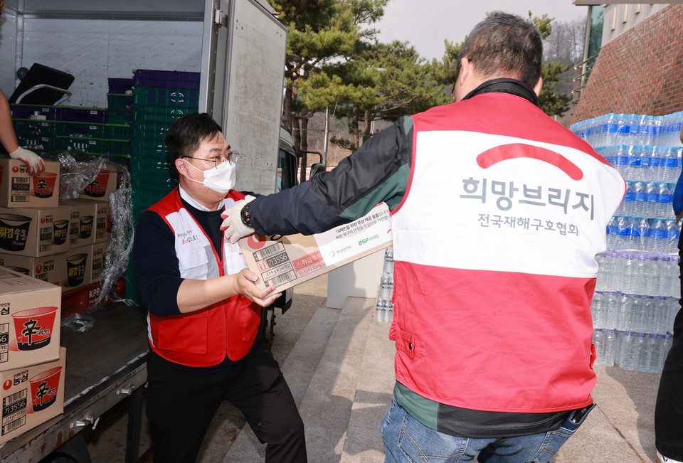 지난 3월 24일 오후 경북 의성군에서 희망브리지 관계자들이 구호물품을 옮기고 있다. 사진=희망브리지
