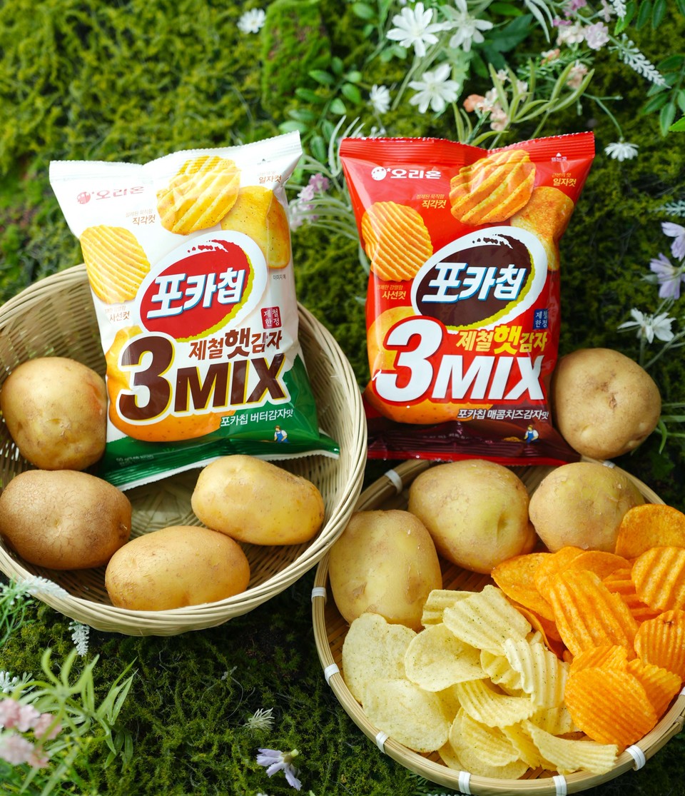 오리온이 햇감자 제철에만 맛볼 수 있는 ‘포카칩 햇감자 3MIX 버터감자맛’과 ‘포카칩 햇감자 3MIX 매콤치즈감자맛’ 2종을 출시했다고 15일 밝혔다. 사진=오리온