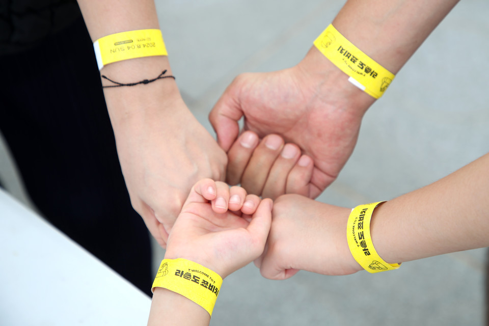 2024 서울썸머비치 광화워터파크 입장을 위한 입장팔찌 차는 모습. 사진=서울관광재단