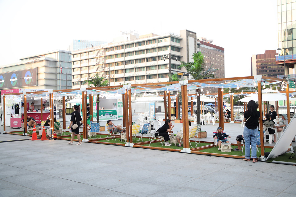 2024 서울썸머비치 썸머피서존에서 휴식을 취하고 있는 시민들. 사진=서울관광재단