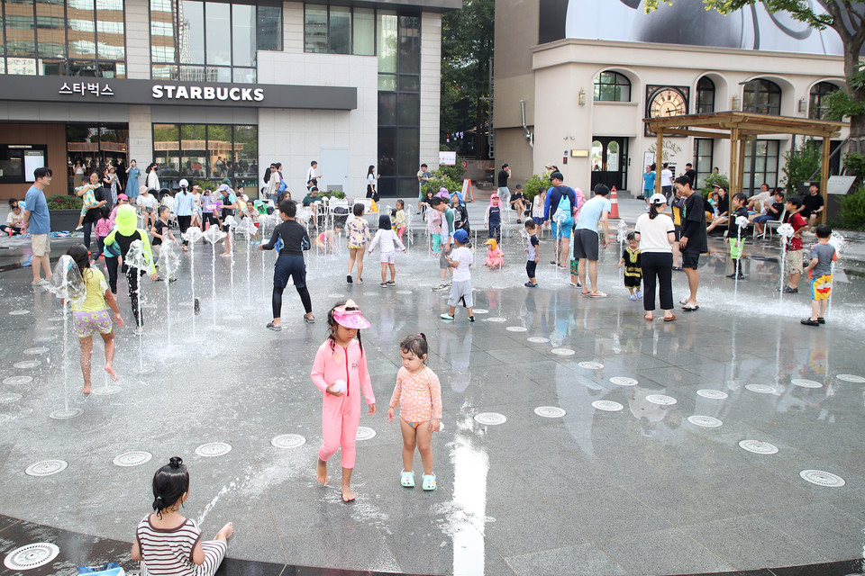 2024년 광화문광장 주변 무더위를 식힐 수 있는 바닥분수와 그늘 정자, 평상에서 여름을 즐기고 있는 시만들. 사진=서울관광재단