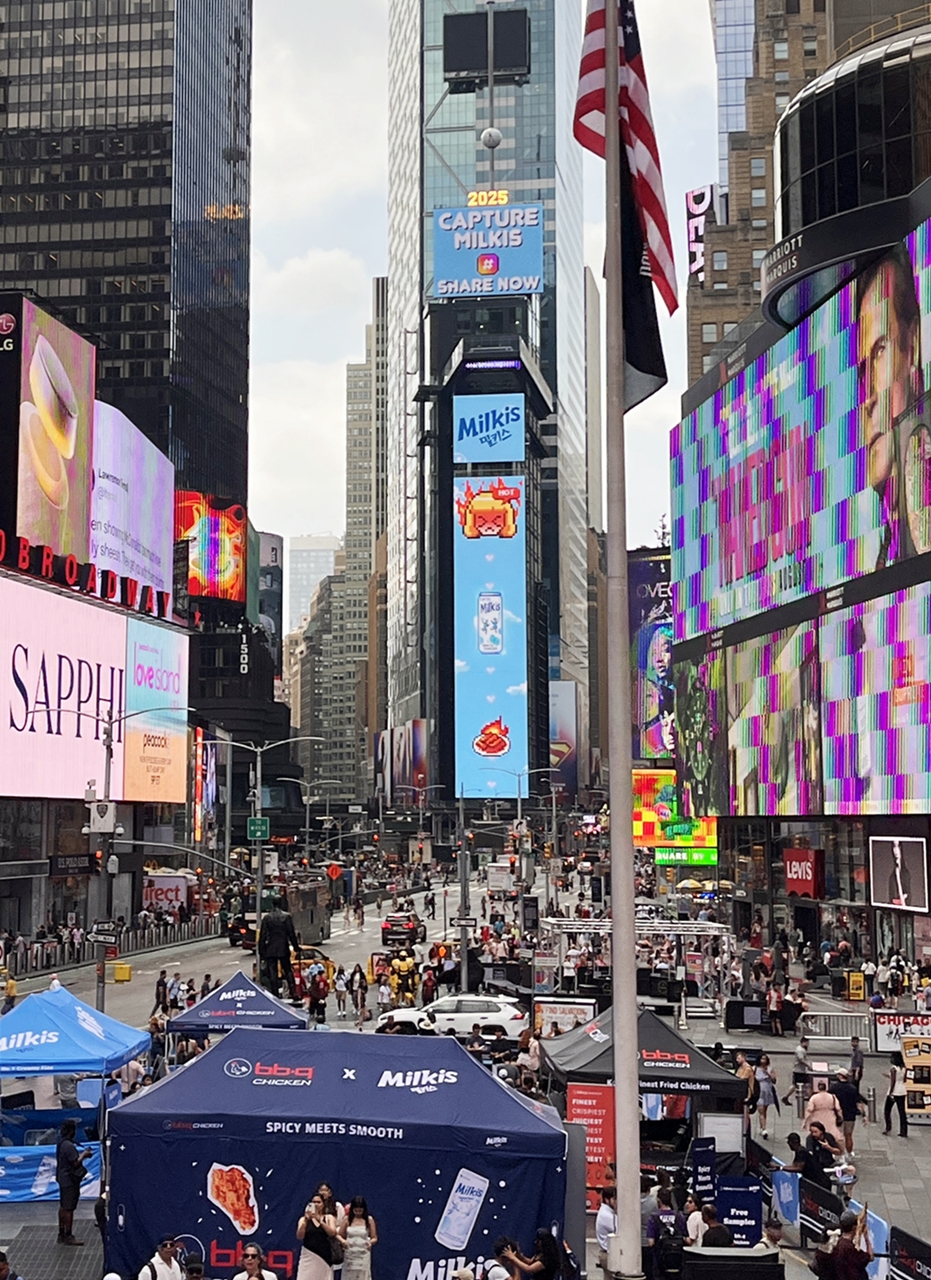 롯데칠성음료가 지난 14일(현지시간) 미국 뉴욕 타임스퀘어에서 '매운 음식을 먹을땐 밀키스’ 메시지를 담은 옥외광고를 했다. 사진=롯데칠성음료