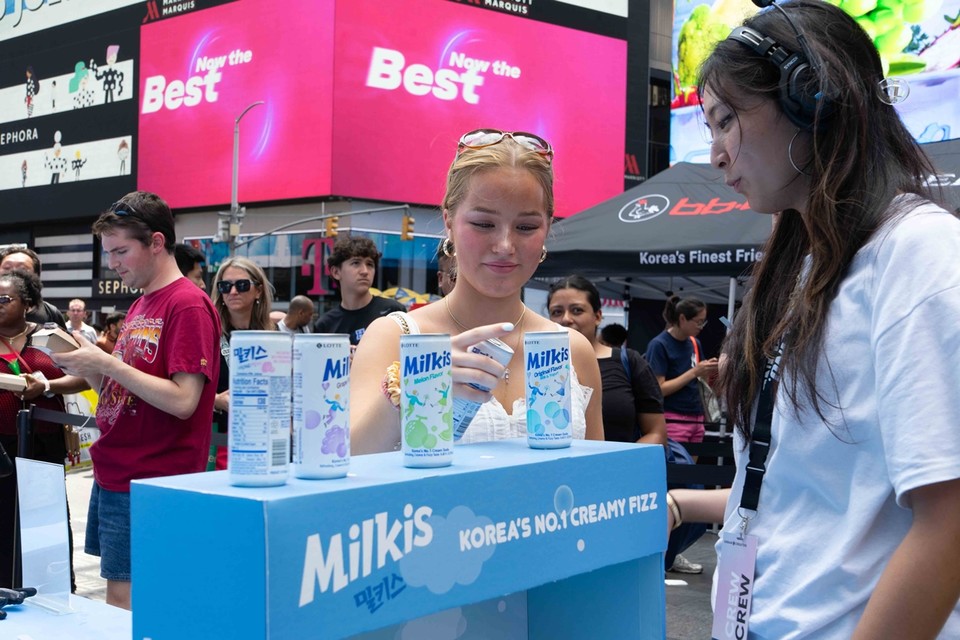 뉴욕타임스퀘어에 마련된 밀키스 부스에서 관람객이 이벤트에 참여하는 모습. 사진=롯데칠성음료