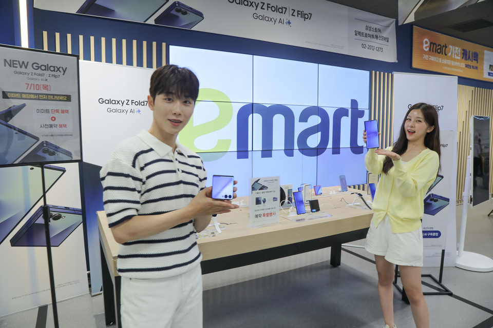 이마트 용산점에서 모델들이 일렉트로마트 가전 할인 상품을 소개하고 있다. 사진=이마트