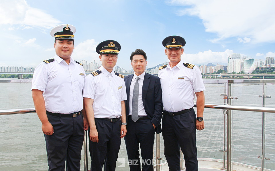박동진 한강유람선 대표와 장윤선 실기사(왼쪽부터), 정준수 기관장, 이국산 선장. 사진=손진석 기자