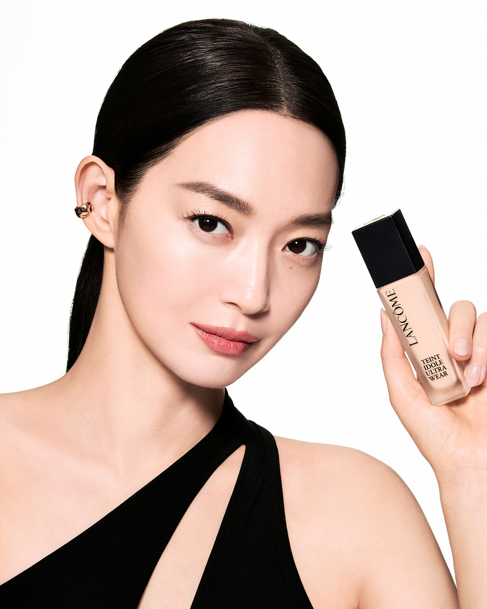 럭셔리 프렌치 뷰티 브랜드 ‘랑콤’이 앰버서더 신민아와 함께한 ‘뗑 이돌 울트라 웨어 롱라스팅 파운데이션’ 캠페인 화보를 공개했다고 17일 밝혔다. 랑콤 신민아 뗑이돌 파운데이션 캠페인. 사진=랑콤