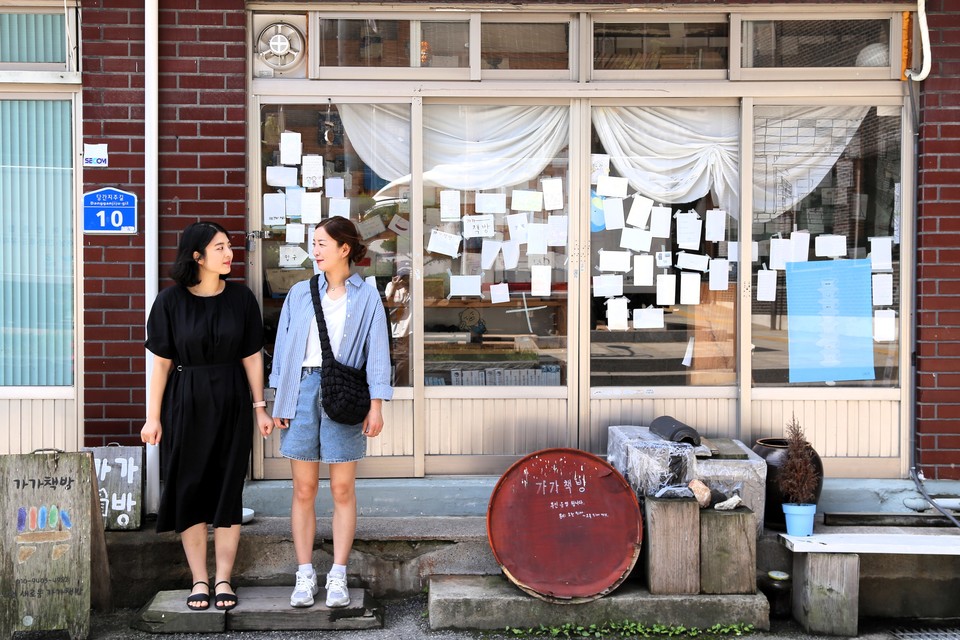 가가책방에 방문한 공주여행 중인 자매. 사진=한국관광공사