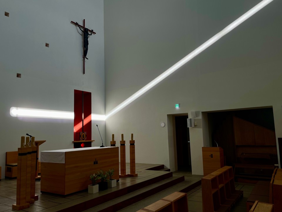 늦은 오후 경당 제단 뒤쪽으로 햇살이 비추고 있다. 사진=한국관광공사