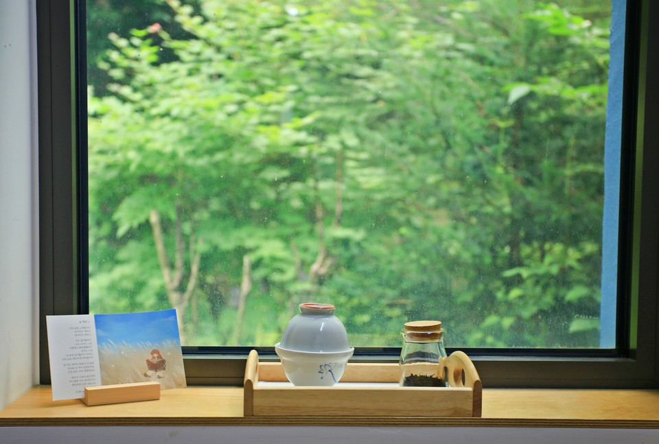 창을 통해 자연을 감상할 수 있다. 사진=한국관광공사