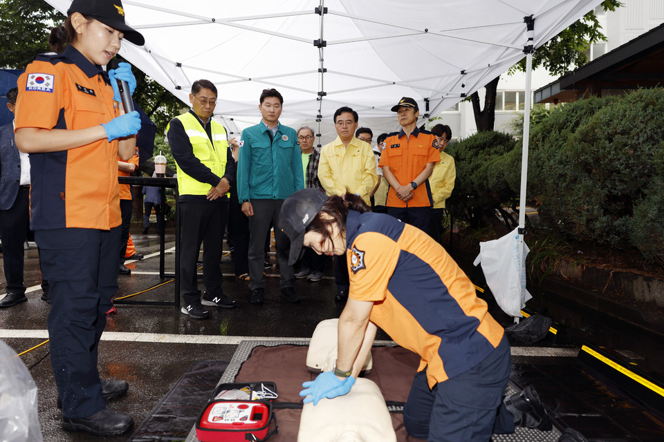 황상하 사장(왼쪽 두 번째부터), 최진혁 시의원, 진교훈 강서구청장, 이원석 강서소방서장 등이 심정지 환자를 대상으로 한 심폐소생술을 참관하고 있다. 사진=서울주택도시개발공사