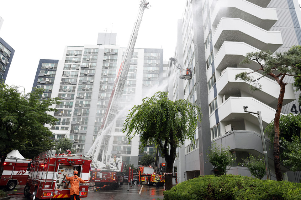 사다리차, 소방 호스를 활용해 실제 재난 상황과 유사한 환경에서 진화 훈련을 하고 있다. 사진=서울주택도시개발공사