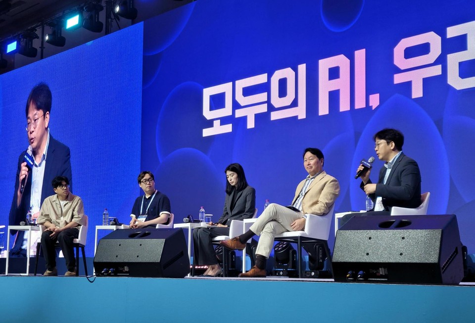 이예하 뷰노 대표(오른쪽 첫 번째)가 18일 '제48회 대한상의 하계포럼 AI토크쇼'에서 발언하고 있다. 사진=뷰노