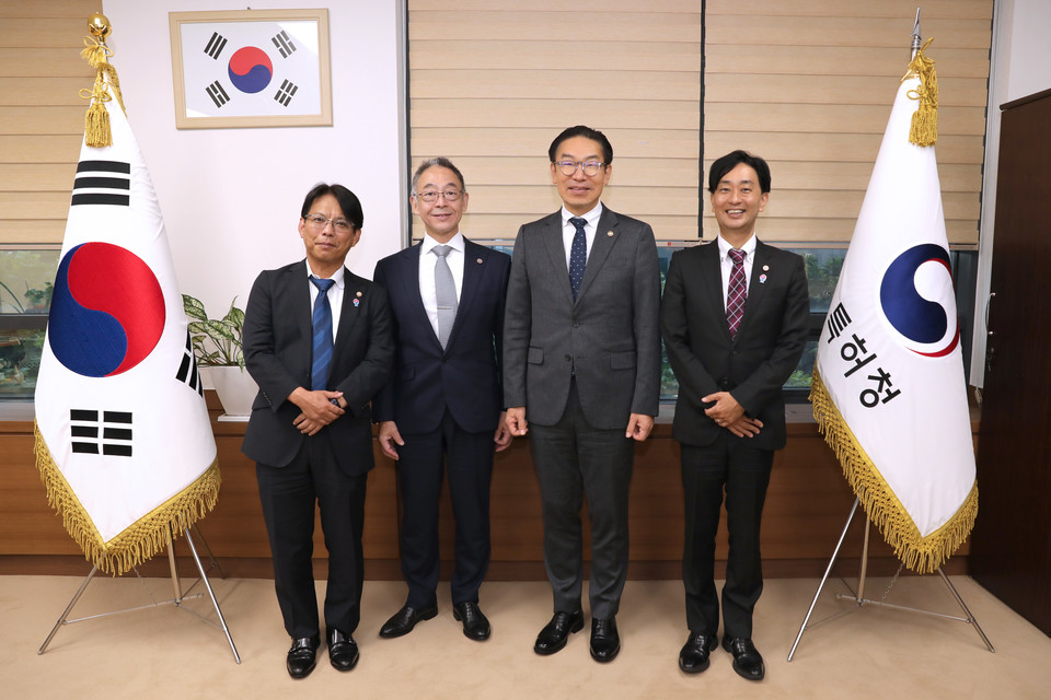 김완기 특허청장(왼쪽에서 세 번째)이 접견을 마친 후 기타무라 슈이치로 일본 변리사회장(왼쪽에서 두 번째)과 기념촬영을 하고 있다. 사진=특허청