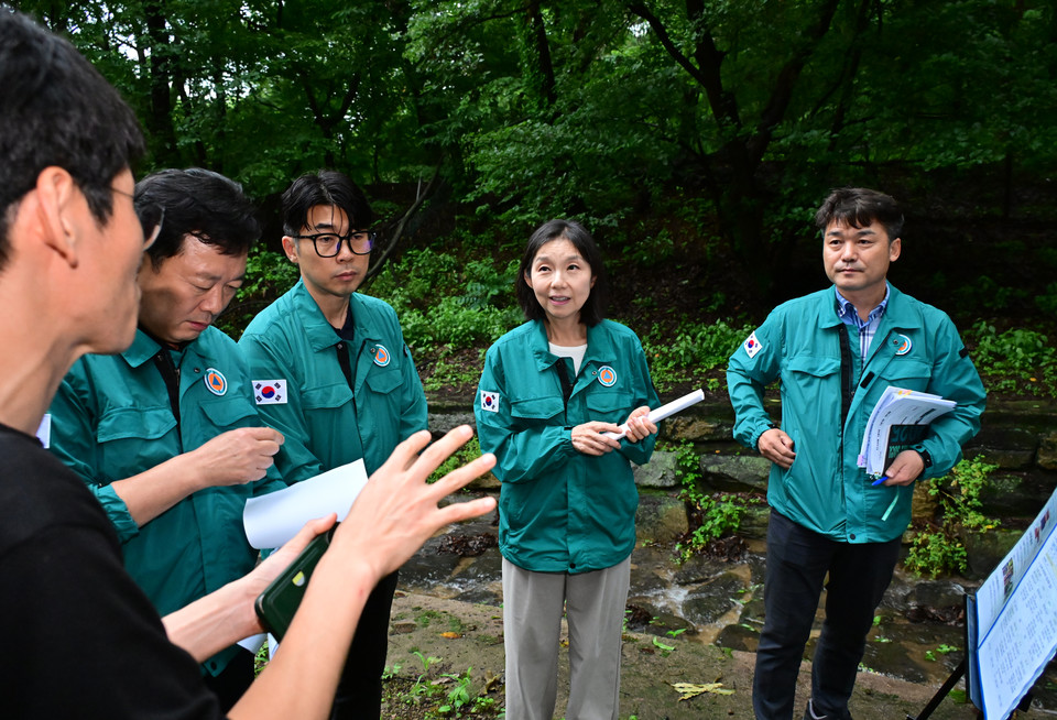 최호정 서울시의장이 관계 공무원으로부터 호우 대비 산사태 사전조치 현황을 보고받고 있다. 사진=서울시의회